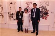 4月27日 吉尔吉斯斯坦副总理卡米拉·塔利耶娃（中），总统顾问、文化部长苏丹·拉耶夫（右）在人民大会堂金色大厅郑盛龙荔枝作品前合影留念