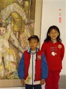 2008年个展中儿子与他的小朋友在画前留影
