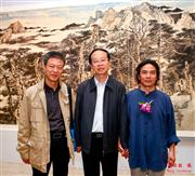 在作品前与《文艺报》主编梁鸿鹰（左一）、中国文联党组成员、副主席左中一合影