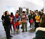 陈金华教授在美术馆给 漆画 学生讲解