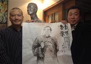 华人画家崔自默(左)把他的获奖作品范曾肖像画捐赠给日本关西华时报总编丛中笑（右）
