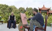 独立艺术家刘海在东方乐园为老人画像