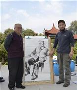 独立艺术家刘海与老人合影-刘海在敬老院为老人免费画像