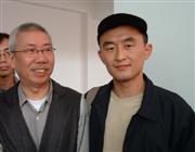 独立艺术家刘海与香港设计大师靳埭强在一起