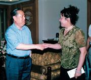 原中共中央政治局委员、国务院副总理姜春云接见画家