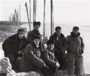 1962年底，在苏州渔港写生时合影，左起为杨建侯、姚一刚、秦宣夫、丁战、伍霖生、章文熙