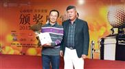 凯歌董事长蔡良平先生（右）为总杆冠军李天雨颁奖