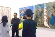 在艺术北京博览会上向媒体详解王向明老师的新作