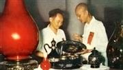 漆器艺人李芝卿（右）与漆器专家沈福文教授