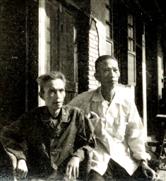 1978年伯父(右)看望重病的我父亲