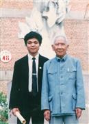 与潘主兰(1909-2001)老师-潘老寓所楼下-1991年