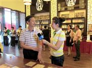 厦视记者现场采访福建省收藏家协会副会长、厦门分会会长丁建南