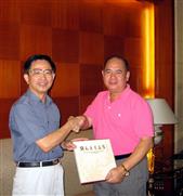 2007年7月7日 向菲律宾武装部队负责人赠送许元英书画集