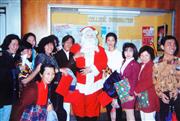 1992年教师节苏笙化妆圣诞老人，合影留念。