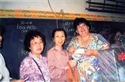 1993年在成人学校为苏笙庆生日快乐与同学合影