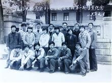1986年在集美师专高考辅导班学习，与张厚进老师和同学们合影