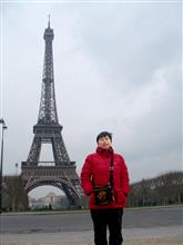 2007年在法国巴黎学习时留影于埃菲尔铁塔