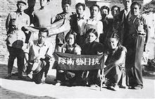 1938年抗日艺术队出发前合影于西安（后排左五为张仃）