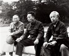 1976年与江丰（左一）、艾青（左二）在香山