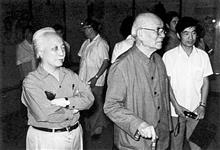 1987年在北京中国画研究院举办个人画展，陪同李可染参观