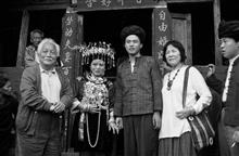 1995年与夫人灰娃在湘西凤凰县山江苗寨与苗族新婚夫妇合影