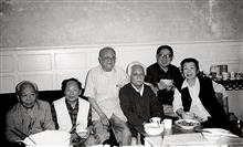 1998年中秋与文艺界老朋友相聚夏衍故居（右起：郁风、丁鹏、张仃、唐瑜、黄苗子、吴祖光）