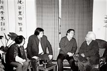 2004年时任中国美术馆馆长冯远（右二）、副馆长马书林（右三）看望张仃（右一）及夫人灰娃（右四）