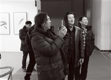 杨明义老师在北京展览馆参观羽空画展