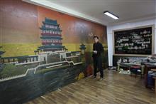 大型漆壁画《滕王阁》制作过程中的陈亚源2