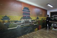 大型漆壁画《滕王阁》制作过程中的陈亚源4