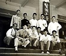 1954年杨夏林及鹭潮美术学校老师于八挂楼门前