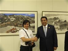 陆天宁与泰国文化部长Sontaya Kunplome先生在自己参展作品前亲切交谈