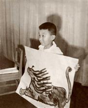 1958年6月1日，在北京儿童电影院台上现场作画后向观众展示