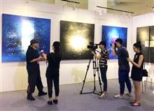 35 艺术家吴少清在接受记者采访