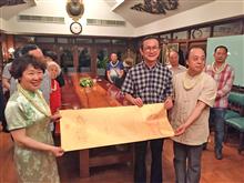 赵庆生夫妇拜访泰国华人领袖邱威功先生并赠送礼物