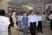 在国家政协金厅举办画展时任国家政协主席贾庆林先生光临