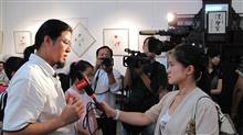 许秋斌在“北京有爱·天一图说”许蓝天许奥一绘画作品展上接受北京电视台“北京您早”栏目采访2