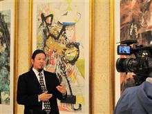許秋斌在石齊新中國畫一期畫家作品展上接受北京教育電視台採訪