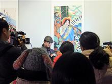 許秋斌在“盛世和諧民族交響”藝術作品展開幕式上接受媒體採訪2