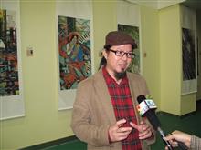 許秋斌在“盛世和諧民族交響”藝術作品展開幕式上接受柳州市廣播電視台採訪3