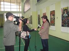 許秋斌在“盛世和諧民族交響”藝術作品展開幕式上接受柳州市廣播電視台採訪