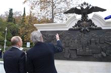 雕塑家安德烈向普京介绍自己的纪念碑式雕塑2