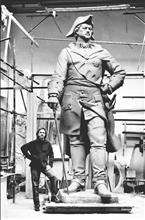 А·科瓦尔楚科在修理厂与彼得一世纪念碑样品在一起