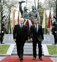 俄罗斯总统弗拉基米尔·普京和法国总统尼古拉·萨科齐在莫斯科为第18“诺曼第-涅曼”航空团飞行员纪念碑揭幕。