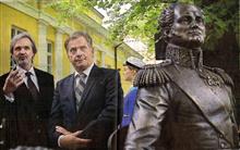 芬兰总统绍利·尼尼斯托在芬兰图尔库市为亚历山大一世皇帝与瑞典王储卡尔·尤罕纪念碑揭幕。