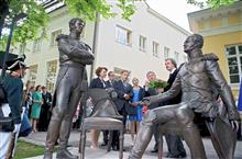 芬兰总统绍利·尼尼斯托在芬兰图尔库市为亚历山大一世皇帝与瑞典王储卡尔·尤罕纪念碑揭幕01