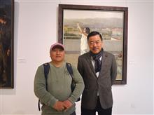 李云起和郭润文教授在“中国精神——第四届中国油画展”《城市之光》前面
