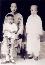 与 母 亲 和 弟 弟   