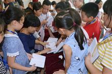南安师范附属小学文化艺术节 为小朋友签名