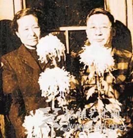 1952年,老舍夫妇在院内菊花丛中